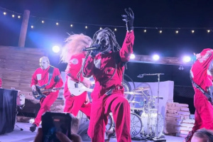 SLIPKNOT odehráli první koncert s novým tajemným bubeníkem – omrkněte jeho masku