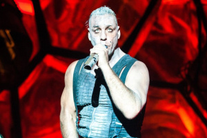 Obvinění proti Tillu Lindemannovi se kupí, RAMMSTEIN vydávají prohlášení 