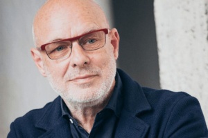 Unikátní rocker Brian Eno počítá sedm křížků