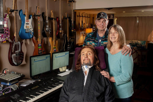 Jason Becker má 54 let. S úhradou nákladné péče o paralyzovaného kytaristu má pomoci dražba cenného nástroje.