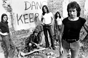 Příběhy desek AC/DC: Dirty Deeds Done Dirt Cheap
