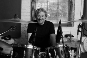 Zemřel uznávaný bubeník a fachman Ted McKenna
