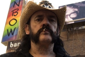 Lemmymu v jeho oblíbeném podniku Rainbow postavili sochu