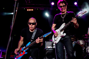 Kytarový sen! Steve Vai a Joe Satriani vzpomínají v novém společném singlu na mládí
