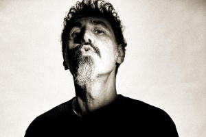 Serj Tankian se na novém EP vrátí ke kořenům SYSTEM OF A DOWN