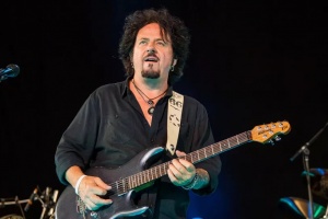 Bonviván Steve Lukather ukuchtil další studiovku