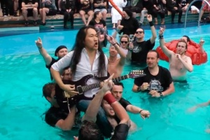 Herman Li z DRAGONFORCE odehrál jako první kytarové sólo pod vodou