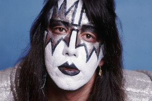 Prosincový Spark uvádí Ace Frehleyho: příběh kytarového esa s velkým srdcem