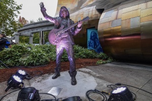 Vandalové poškodili sochu Chrise Cornella 
