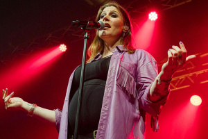 Floor Jansen ruší své sólové koncerty, po koncertě NIGHTWISH zkolabovala