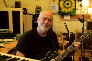 David Gilmour v novém klipu odhaluje zákulisí natáčení své očekávané studiovky