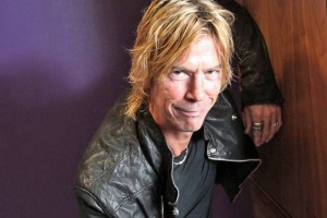 Poslechněte si Duffa McKagana v songu, se kterým mu pomohli Izzy Stradlin a Jerry Cantrell