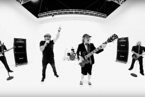 AC/DC svlékli červenou a natočili geniálně jednoduchý videoklip