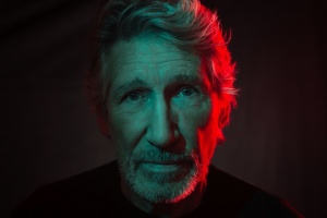 Roger Waters předělal klasiku PINK FLOYD – „Comfortably Numb 2022“ je temná a bez sól