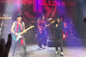 BRUCE DICKINSON se jako překvapení objevil na londýnském koncertě SMITH / KOTZEN