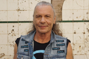 Nový videoklip k sólové klasice Bruce Dickinsona „Tears of the Dragon“ sbírá jedno ocenění za druhým