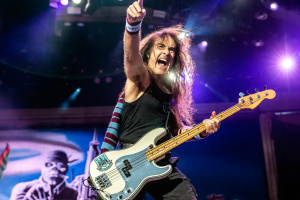 Sedmdesátiletý baskytarista IRON MAIDEN Steve Harris o důchodu zatím neuvažuje