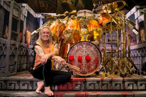 Nicko McBrain nekončí! Ex-bubeník IRON MAIDEN vyráží na turné s projektem TITANIUM TART