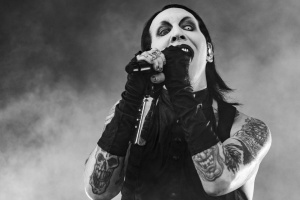 Koncertu Marylina Mansona v Mexiku nezabránila ani hovězí hlava na schodech kostela