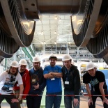 Členové kapely Divokej Bill si na strojovně prohlédli nový rotor, který bude v létě namontován do turbíny