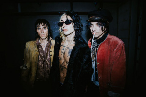 Rockeři PALAYE ROYALE se vrací do Prahy s novou deskou „Amsterdamage“. Svůj avantgardní večírek rozpoutají ve Foru Karlín