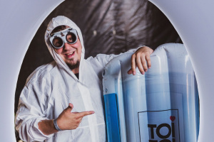 Knižní Dělníci kovu jsou zpátky. Třetí díl je věnován zpěvákovi GUTALAX!