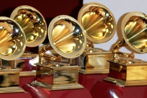 Nominace Grammy spojily mládí i zesnulou legendu