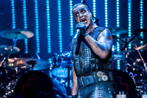 Till Lindemann spadl při koncertě RAMMSTEIN v Litvě z pódia