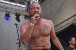 Nečekaně zemřel Adam Vitásek, velká osobnost české punkové scény a frontman VHS 