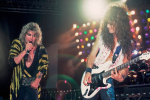 Bývalý kytarista Ozzyho Jake E Lee zavzpomínal, kterak se prokecl, kdo skutečně napsal „Bark at the Moon“