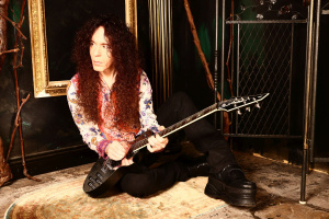 Knižní memoáry slavného kytaristy MEGADETH: Jak Marty Friedman hladověl 