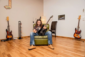 Pomáhat se má! Kytarový mág Viktor Smolski a hard’n‘heavy BASTARD podpoří KORFEST na podporu Mikuláše s těžkým autismem