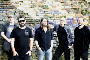 SLUT připomínají zesnulého basistu novým vizualizérem. V létě odehrají jediný koncert
