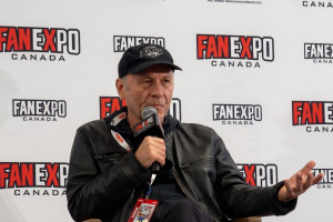 Bruce Dickinson jako filmový padouch? Zpěvák IRON MAIDEN kývl na šermířského Karate Kida