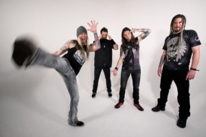 Poslechněte si: STUCK MOJO – „Here Comes the Infidels“