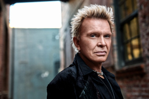 Billy Idol by měl být mrtev… místo toho ale míří do kin!