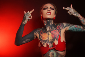 Lena z INFECTED RAIN: „Čas nás činí rovnocennými.“