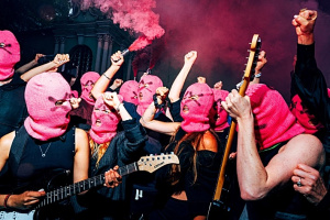 „Pojď si pro mě, Putine!“ PUSSY RIOT na dalším aktu rebelie doprovázejí i AVENGED SEVENFOLD