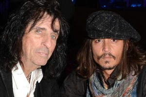 Alice Cooper představuje své hollywoodské upíry: Deppa, Grohla, McCartneyho, Slashe, ...
