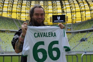 Max Cavalera zahájil čestným výkopem utkání belgické nejvyšší fotbalové soutěže