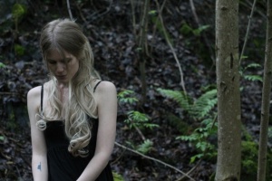 Amalie Bruun aka MYRKUR kvůli výhružkám smrtí omezila svůj Facebook