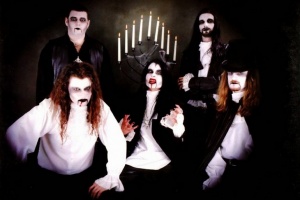 Poslechněte si původní verzi „Dusk… and Her Embrace“ od CRADLE OF FILTH
