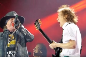 Axl už chodí! A pořádně to rozbalil na koncertě ve Vídni