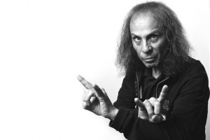 DIO DISCIPLES oživují Ronnieho jako hologram. Vypadá takhle budoucnost rocku?