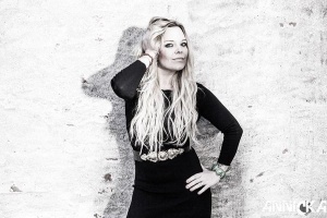 Bývalá zpěvačka NIGHTWISH Anette Olzon skončila v nemocnici poté, co byla přepadena