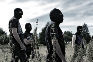 Poslechněte si dva nové songy z očekávané spolupráce DRAGGED INTO SUNLIGHT a GNAW THEIR TONGUES