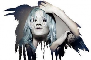 Bývalá zpěvačka FLYLEAF Lacey Sturm debutuje sólovým singlem „Impossible“