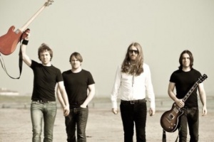 Poslechněte si: THE ANSWER – „Beautiful World“