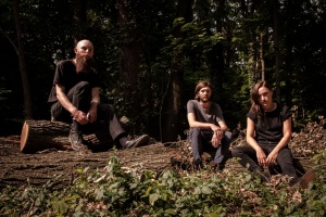 Poslechněte si: ESBEN AND THE WITCH streamují nový song