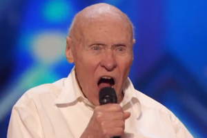 82-ti letý důchodce v talentové soutěži rozjel nu-metalovou hymnu